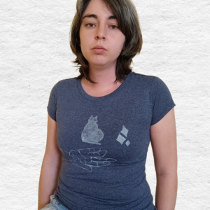 Camiseta Azul Gato en mano